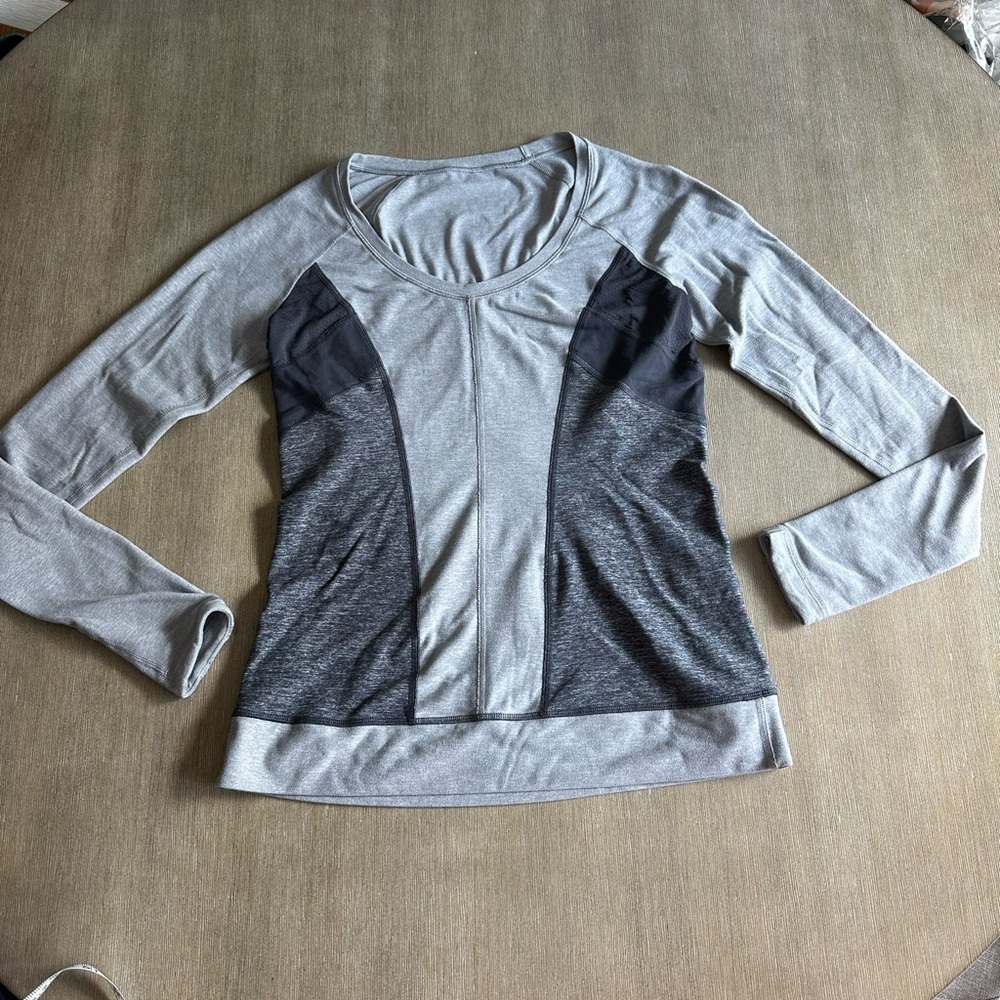 Lululemon size 8 soft stretch Gray and Black Women's v-neck long sleeve Top